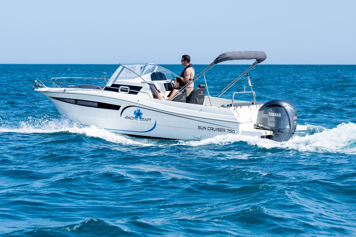 Pacific Craft 750 Sun Cruiser navegando con motor Yamaha F250
